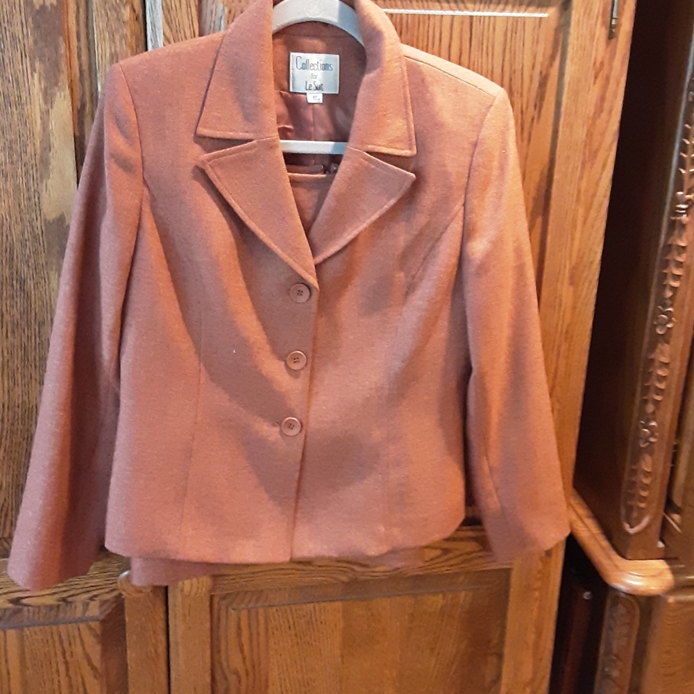 2Leslie.pc. skirt suit